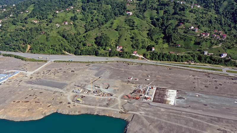 <p><strong>‘EVDEN TERLİKLE ÇIKIP UÇAĞA BİNECEĞİZ’</strong></p>
<p>Havalimanı inşaatına yakın İkitepe Mahallesi Muhtarı Fahri Turhan, havalimanının bir an önce bitmesini istediğini belirterek, “Mahallemizde bir havalimanı yapılıyor. Bu yüzden çok memnunuz. Evden terlikle çıkıp uçağa binerek İstanbul’a çay içmeye gideceğiz. </p>