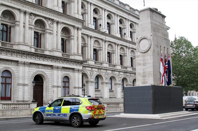 <p>İngiltere'nin başkenti Londra'da ırkçılık karşıtı yeni gösteriler öncesi Dışişleri Bakanlığı önündeki Cenotaph (Boş mezar) Anıtı, etrafı çevrilecek korumaya alındı.</p>
