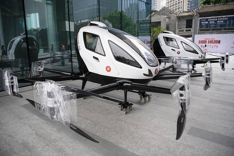 <p>Şarjı tam 2 saat dayanabilen elektrikli drone, deniz seviyesinde uçurulduğunda 23 dakika havada kalabiliyor. Drone'un maksimum hızı ise saatte 100 kilometre. </p>