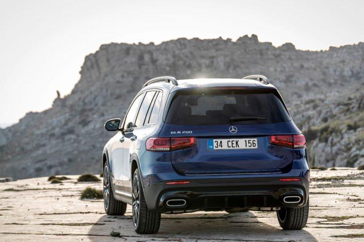 <p><strong>YEDİ YOLCUYA KADAR OTURMA İMKANI</strong></p>
<p>2020 GLB, Mercedes-Benz markasının yedi koltuklu oturma düzeni sunan ilk kompakt sınıf modeli. Diğer yedi koltuklu modellerde olduğu gibi üçüncü koltuk sırasında iki adet bağımsız koltuk kullanıma sunuluyor. </p>