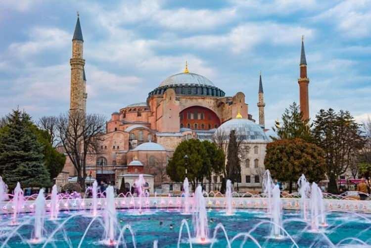 <p><strong>OSMANLI DÖNEMİNDE CAMİİ OLARAK VARLIĞINI SÜRDÜRDÜ </strong><br />
</p>
<p>Bugünkü Ayasofya aynı yerde öncekilerinden farklı bir mimari anlayışla yapılan üçüncü yapı. İmparator Justinianus tarafından Tralles’li(Aydın) Anthemios ve Miletos’lu (Balat) Isidoros'a yaptırıldı. Yapımına 532 yılında başlandı ve beş yıl gibi bir sürede bitirilerek, 537'de büyük bir törenle ibadete açıldı. İstanbul'un Fatih Sultan Mehmed tarafından fethiyle camii olarak yeniden düzenlendi. Varlığını Osmanlı mimari unsuru eklemeleriyle sürdürdü ve 1935'te de müzeye dönüştü. İmparator Kapısı, Güzel Kapı ve Mermer Kapı’ larıyla tanınan Ayasofya'da bir kısmı antik şehirlerden getirilen toplam 104 sütun bulunuyor. İmparatorların taç giydikleri "Omphalion” bölümü de, bu sütunlar gibi mermer işçiliğiyle öne çıkıyor.</p>