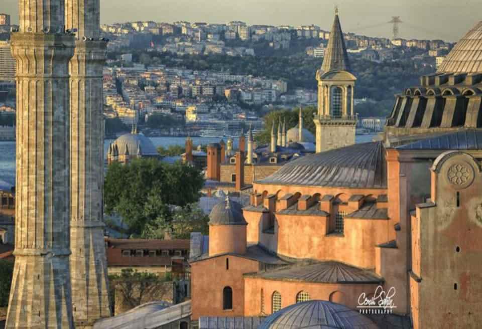 <p>EVLİYA ÇELEBİ'NİN AYASOFYA İLE İLGİLİ VERDİĞİ BİLGİLER </p>
<p> </p>
<p>"Türk ve dünya tarihinin en büyük gezgini" kabul edilen Evliya Çelebi'nin, 10 ciltlik seyahatnamesinin ilkinde, durak noktalarından biri olan Ayasofya'ya ait ilginç bilgiler yer alıyor.</p>
<p> </p>