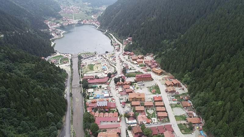 <p>Uzungöl’ün merkezinde dönüşüm projesi<br />
Öte yandan son olarak dün Trabzon, Rize ve Gümüşhane illerinde bakanlığı ile ilgili projeleri takip için bölgeye gelen Çevre ve Şehircilik Bakanı Murat Kurum, Uzungöl’de yapacakları çalışmalar ile ilgili basın mensuplarına açıklamalarda bulunmuştu. Bakan Murat Kurum "Ülkemize gelen herkesin gelip görmek istediği bir Uzungölümüz var. Bu çerçevede hem kaçak yapılaşmayla mücadele hem de Uzungöl’deki, Ayderimizdeki, Türkiyemizdeki doğal olan güzel olan korunması gereken tüm alanları korumaya gayret gösteriyoruz. Bu çerçevede valiliğimizle birlikte kaçak yapılarla mücadele kapsamında yapıların yıkımını gerçekleştirdik. Uzungöl’ün merkezinde bir dönüşüm projesine başladık. Diğer taraftan Uzungöl’deki kaldırımların, sokakların aydınlatmalarının iyileştirilmesi kapsamında tıpkı Ayder’de olduğu gibi Uzungölümüzde de bir proje yürütüyoruz. İnşallah orada giden vatandaşlarımız orada huzurlu bir şekilde vakit geçireceği sosyal alanların, yürüyüş alanlarının içinde olduğu projeyi Büyükşehir Belediyemizle İller Bankanı Genel Müdürlüğümüz yürütüyorlar. Bu çerçevede ilk etapta yaklaşık 3 milyon lira bedelli bir projeyi başlatıyoruz. Haziran ayı içerisinde ihalesi gerçekleşecek Temmuz ayı içerisinde de hızlı bir şekilde imalatlara başlayacağız. İkinci etabını da inşallah yıl bitmeden yine Tabiat Varlıkları Genel Müdürlüğümüzün hazırladığı bakanlığımızın bünyesindeki projeyi de ihalesini gerçekleştireceğiz. Oraya hem maddi anlamda hem de teknik anlamda her türlü desteği verip Uzungölümüzü dünya markası haline getirecek projeleri adımları da inşallah yapıyor olacağız" ifadelerini kullanmıştı.</p>