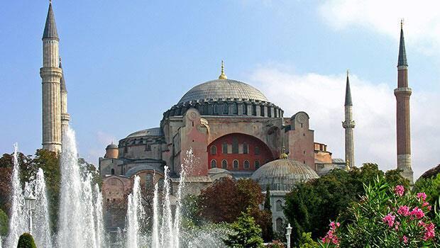 <p> </p>
<p>1 Haziran 1453'te İstanbul'daki ilk Cuma namazını burada kılan Fatih Sultan Mehmet, Ayasofya'nın Osmanlı yönetimi altında cami olarak hizmet vereceğini duyurdu. Mihrap ve minber yapıldı, çan ve Haç kaldırıldı. Mozaiklerin üstü kapatıldı.</p>
<p> </p>
<p> </p>