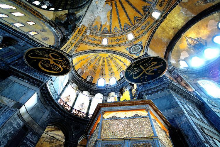 <p>Diğer iki minare de Sultan İkinci Selim zamanında, Mimar Sinan tarafından yenileme çalışmaları sırasında inşa edildi. Bu sebeple Ayasofya'nın farklı zamanlarda yapılan 4 minaresi birbirinden farklı.</p>

<p> </p>

<p> </p>
