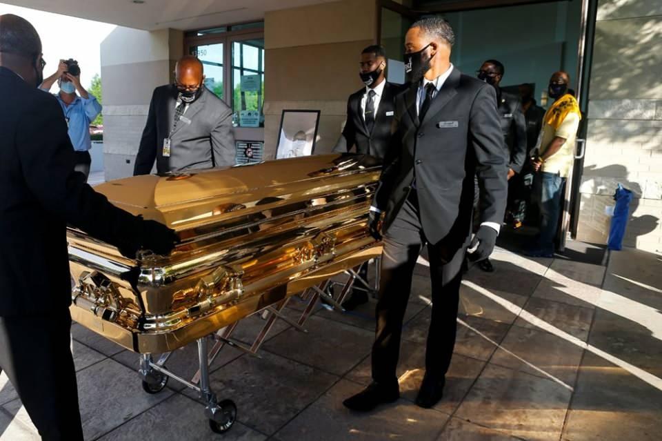 <p>North Carolina'dan dün sabah Houston'a getirilen Floyd'un cenazesi, Fountain of Praise Kilisesi'nde 6 saat boyunca ziyarete açıldı. George Floyd'un altın tabuta konulan naaşını 6 bin kişi ziyaret etti.</p>

<p> </p>
