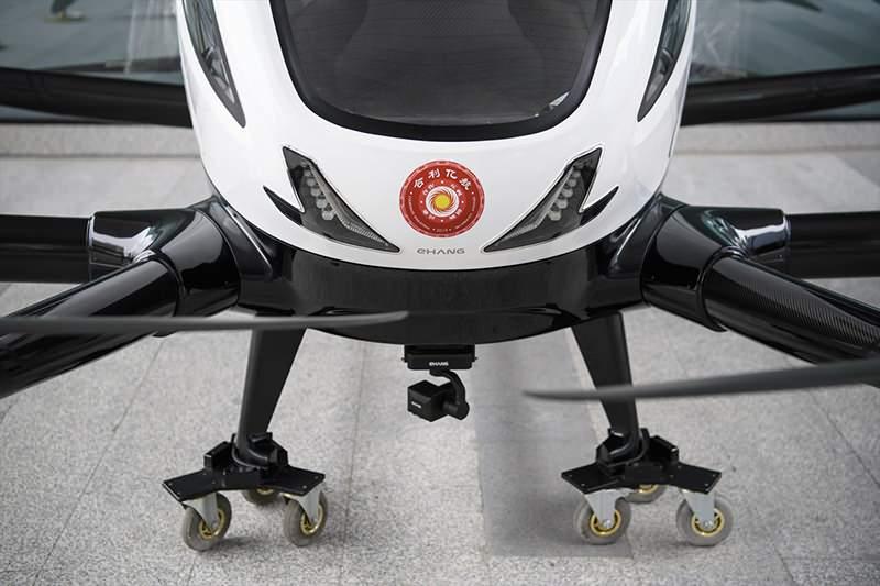 <p>Dünyanın ilk yolcu taşıyabilen drone'u görücüye çıktı. Çin'deki bir teknoloji firmasının ürettiği drone'un tanıtımı, ülkenin güneyindeki Guangzhou kentinde yapıldı.</p>
<p> </p>
