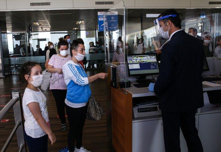 <p>“ Yolcular kendi uçuş kartlarını okuttu”</p>
<p>Korona virüs önlemeleri kapsamında İstanbul Sabiha Gökçen Havalimanı’nda sık sık bilgilendirme anonsları yapılıyor. Ayrıca korna virüs önlemleri kapsamında yolcular uçağa binmeden önce uçuş kartlarını kendileri okutarak geçti.</p>