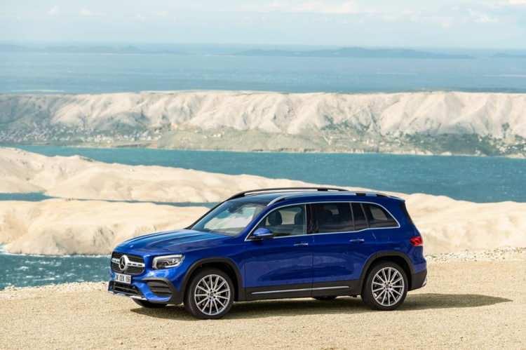 <p>A-Serisi Hatchback ile başlattığımız yeni model atağımızı, Yeni B-Serisi, CLA ve A-Serisi Sedan ile farklı alternatiflerle çeşitlendirdik. Bugün gerçekleştirdiğimiz Yeni GLB’nin dijital lansmanıyla bu seriye bir Premium kompakt SUV daha ekleyerek, özellikle kalabalık ailelere uygun bir alternatif sunuyoruz. Model atağımızdaki bir sonraki aşamamız diğer kompakt SUV modelimiz Yeni GLA olacak. Tüm modellerimizin tamamlanmasıyla birlikte Türkiye’deki hedefimiz, Premium kompakt sınıfta en fazla alternatifi sunarak liderliği sağlamak.<strong>”</strong> dedi.</p>