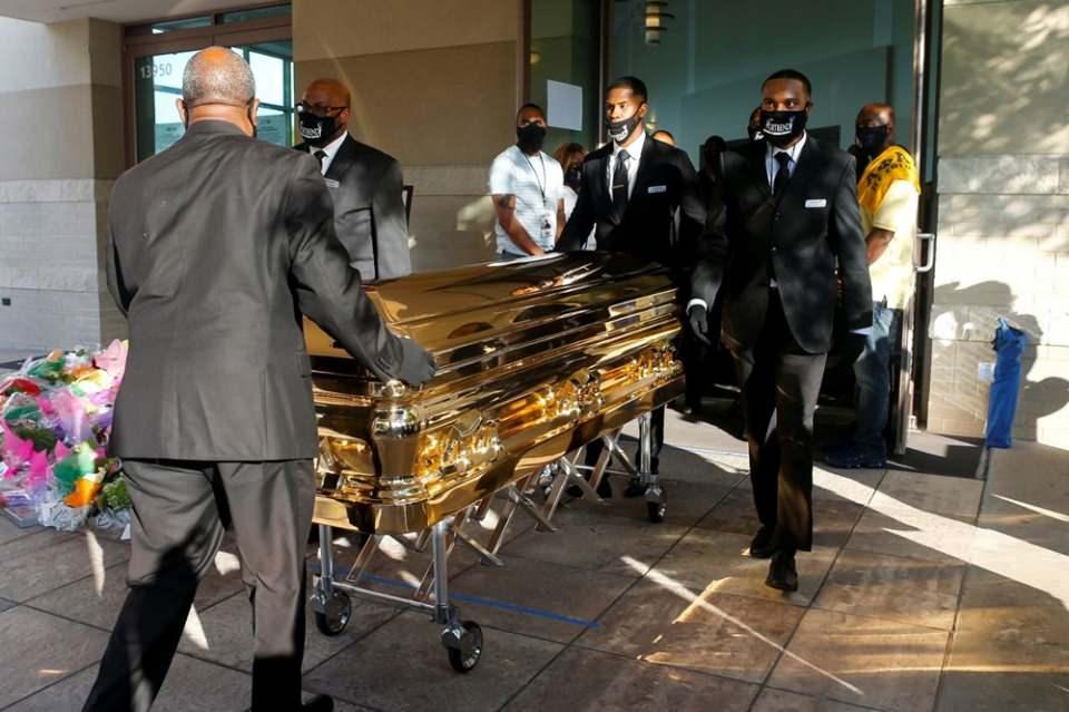 <p>Siyahi Floyd'u anmak isteyen akrabaları ve binlerce kişi, cenazenin bulunduğu kilisenin önünde uzun kuyruklar oluştururken, sosyal mesafe kuralı gereği, 15'er kişilik gruplar halinde içeri alındılar ve ziyaret 10 dakika ile sınırlandırıldı.</p>

<p> </p>
