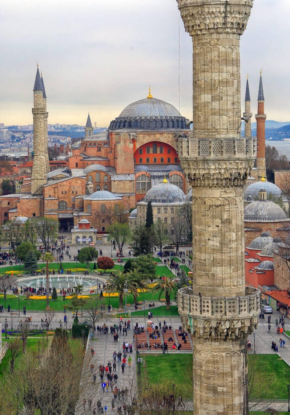 <p>Cumhurbaşkanı Mustafa Kemal Atatürk'ün verdiği izin sonrası başlayan çalışmalar 15 yıl sürdü ve 1947'de tamamlandı.1996'da Dünya Anıtları İzleme listesine alınan Ayasofya'nın kubbesi ve minareleri, Dünya Anıtları Fonu'nun da desteğiyle 1997-2002 arasında restore edildi.</p>