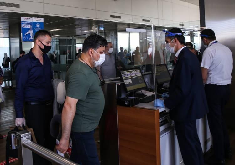 <p>“İnşallah iyi olacağız”</p>
<p>Okul başvurusu yapmak için Almanya’ya giden Muhammed Şaşı,” Valla kötü zamanlar geçirdik, inşallah daha iyi zamanlar olur. Ben öğrenciyim orada okullar kapanınca gelmiştim. Şimdi geri dönüyorum okul için. Başvurular okul için” dedi</p>