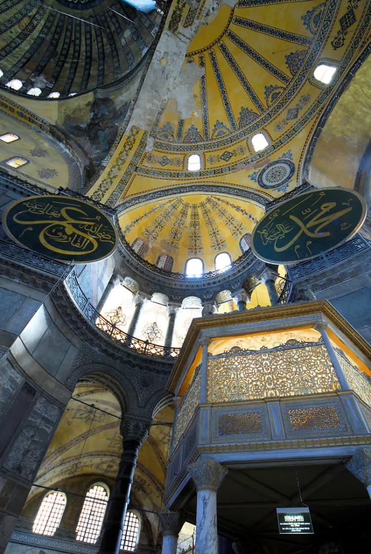 <p>Bunların arasında Sultan Üçüncü Murat, Sultan Üçüncü Mehmet, Safiye Sultan ve Nurbanu Sultan da var.</p>

<p>Sultan Ahmet 1616'da Sultan Ahmet Cami'ni inşa ettirene kadar Osmanlı Devleti'nin en büyük ve en önemli camisiydi.</p>

<p> </p>
