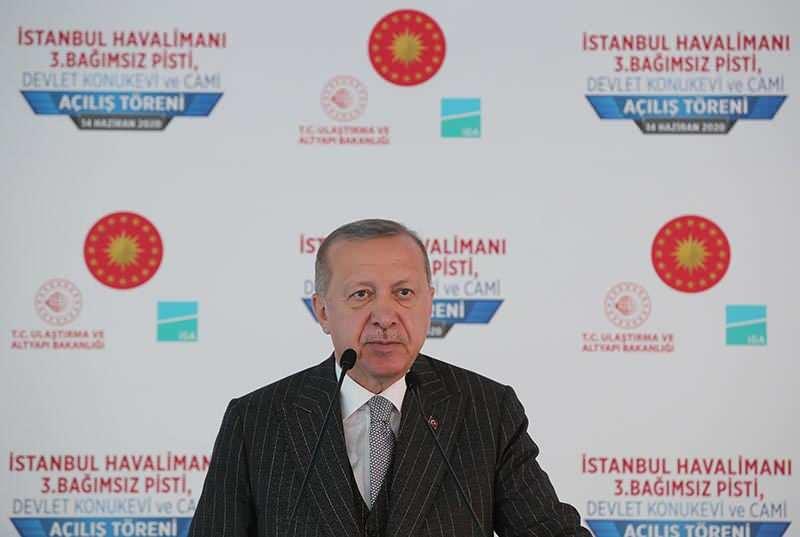 <p>"Havalimanımız, ihtiyaç halinde yıllık 200 milyon yolcuya kadar geliştirilebilecek bir planlamayla inşa edildi. Salgın sebebiyle verilen arayı bir kenara bırakarak ifade etmek gerekirse İstanbul Havalimanı'ndan neredeyse ulaşılamayacak hiçbir önemli merkez bulunmuyor. Kullanan herkesin hayranlığını dile getirdiği havalimanımızın devreye girmesiyle adeta küresel ve bölgesel hava ulaşımında yeni bir dönem başladı. Öyle ki pek çok ülke, mevcut havalimanlarının durumlarını ve yeni havalimanı yatırımlarını gözden geçirmek zorunda kaldı. Kimi ülkeler geçmişten gelen sömürge birikimleri, kimi ülkeler zahmetsizce elde ettikleri doğal kaynak gelirleriyle büyürken, biz kendi kalkınma modellerimizi kendimiz oluşturuyoruz."</p>