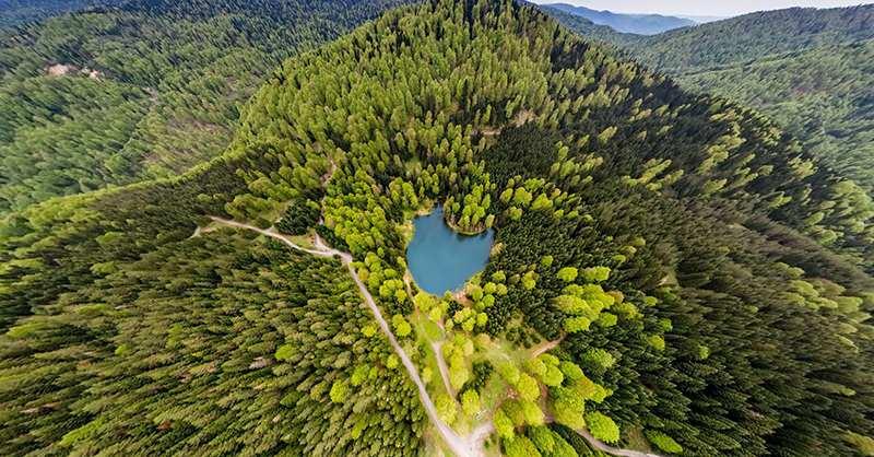 <p>Muhteşem g&uuml;zelliklerin yer aldığı Torkul Yaylası ve g&ouml;leti havadan drone ile g&ouml;r&uuml;nt&uuml;lendi.<br />
Korona vir&uuml;s salgını sonrasında başlayan normalleşme s&uuml;reci ile birlikte kamp severler de doğa ile buluşmaya başladı.&nbsp;</p>

