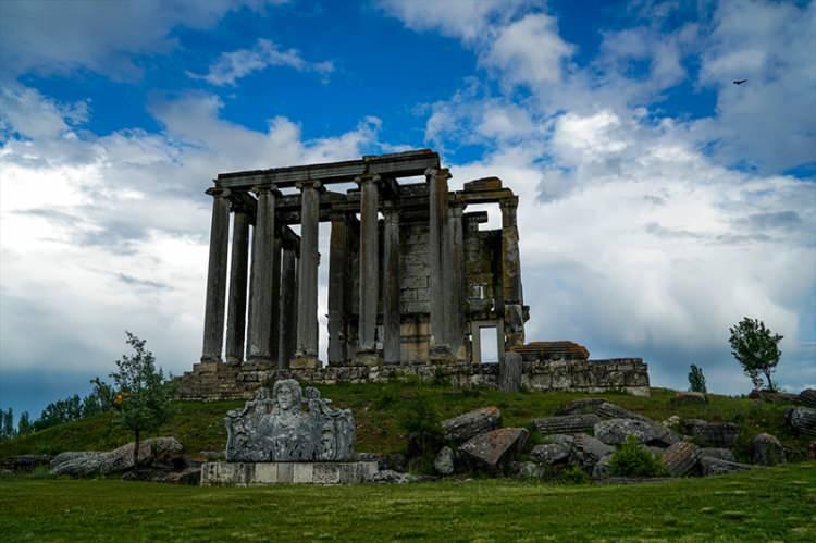 <p>Birleşmiş Milletler Eğitim, Bilim ve K&uuml;lt&uuml;r &Ouml;rg&uuml;t&uuml; (UNESCO) D&uuml;nya Miras Ge&ccedil;ici Listesi'ne 2012 yılında dahil edilen antik kent, Anadolu'daki en iyi korunmuş Zeus Tapınağı'na ev sahipliği yapıyor.</p>

<p>&nbsp;</p>
