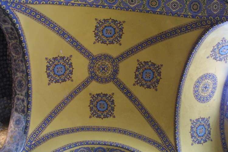 <p>1739'da camiye medrese, kütüphane ve aşevi de eklendi. 1847-1849 arasında yenilenme çalışmaları sırasında kapalı kalan Ayasofya, cami olarak son kez 1849'da açıldı.</p>
