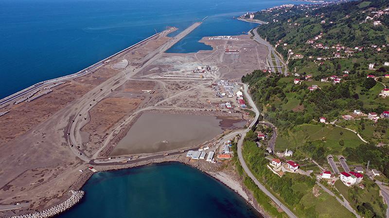 <p>Bugün itibariyle alt yapı inşaatında yüzde 68’e ulaştık. Altyapı denilen dolgu aşamasında yüzde 68 kısmı tamamlanmış oldu. Denize toplam 85,5 milyon ton dolgu yapılacak.</p>
