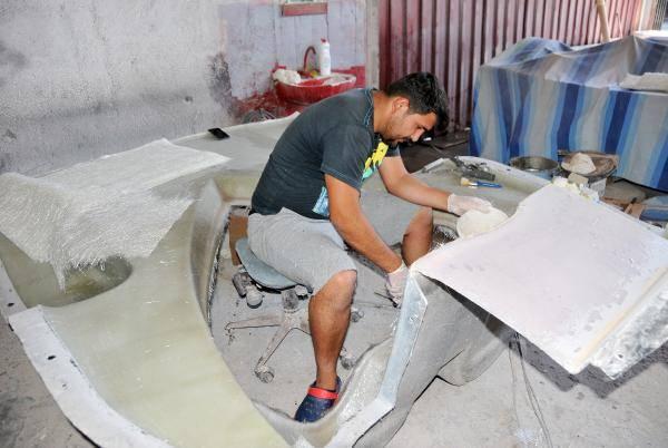 <p>Sonrasında bir jet-ski motoru bularak bunu otomobile monte ettim. Ardından Karadeniz usulü suya indirdim ve sonrasında hayatımı bu yönde değiştirdim. Şu an bu aracı Türkiye’de ilk yapan biziz. Ciddi talep alıyoruz. Pandemiden dolayı ertelenen taleplerimiz oldu" diye konuştu.</p>
