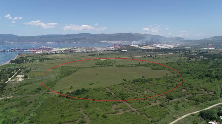 <p>Bursa Büyükşehir Belediyesi tarafından, yol, ıslah ve altyapı çalışması yapılacak olan alan, limana, serbest bölgeye ve tedarik sanayiye yakınlığıyla biliniyor. Hara bölgesi, dronla havadan görüntülendi.</p>