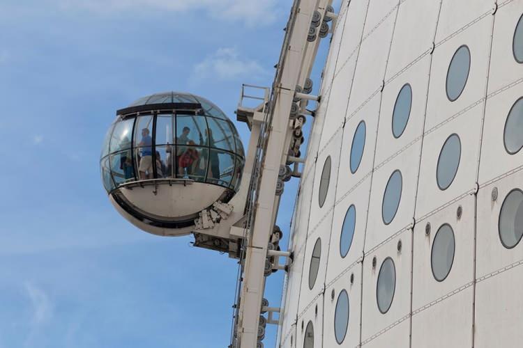 <p><strong>SkyView, Stockholm / İsveç</strong></p>
<p>Stockholm'ün ünlü Ericcson Globe binası çapı 100 metre olan küre biçiminde bir yapı. Bu yapı boyunca yerleştirilmiş bir ray sisteminin taşıdığı iki küre yolcularına başkentin eşsiz açıdan görüntülerini sunuyor. Kürenin bir yarısından yukarı çıkılıp diğerinden inilen ve yirmi iki dakika süren bu özel gezide küresel asansörler deniz seviyesinin 130 metre üzerine yükseliyor.</p>