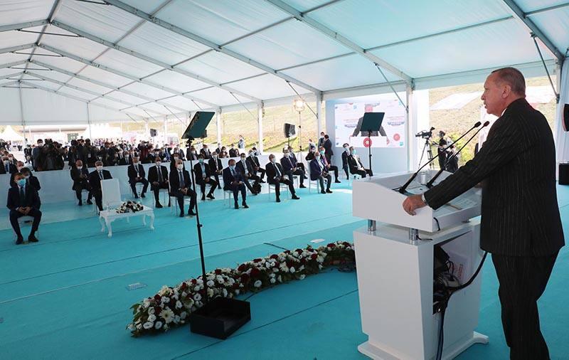 <p>Yeni hizmete girecek üçüncü pist, ikinci kule ve taksi yolu ile iç ve dış hatlarda bekleme süreleri kısalacağı için bu sayılar hızla artacaktır.</p>