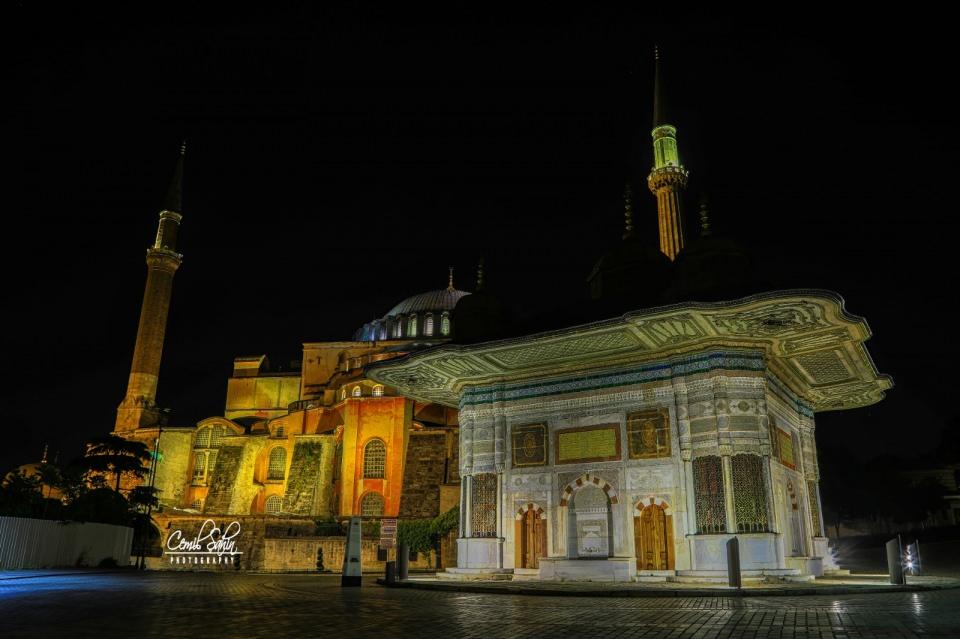 <p>Caminin 400 yıllık tarihi kapılarının da cami avlusunda kurulan atölyede konservasyonlarının yapıldığını aktaran Sarı, "Sultanahmet Camisi, geleceğe daha güzel onarılmış şekilde taşınmış olacak." dedi.</p>