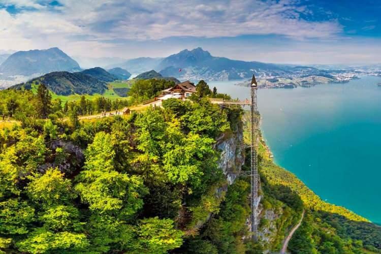 <p><strong>Hammetschwand Asansörü, Bürgenstock / İsviçre</strong></p>
<p><br />
İsviçre Alpleri ve Lucerne Gölü'nü Avrupa'nın en yüksek açık hava asansöründen izlemek muhteşem bir duygu olmalı. Tarihi 1905’e dayanan bu asansör 153 metre tırmanıp 48 saniyede Hammetschwand’ın zirvesine ulaşıyor.</p>