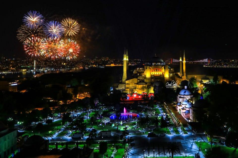 <p>Minareleri güçlendiriliyor</p>

<p>Caminin güney batı tarafındaki minarenin şerefeye kadar sökülerek, taşlarının numaralandırıldığını anlatan Sarı, "Projeleri onaylandıktan sonra tekrar şerefeye kadar minare örüldü. Kuzey batıdaki ikinci minare ile Ayasofya tarafındaki minaredeki statik sıkıntılar da giderilecek. 2014 yılında bir minare sökülerek sağlamlaştırılmıştı." diye konuştu.</p>

