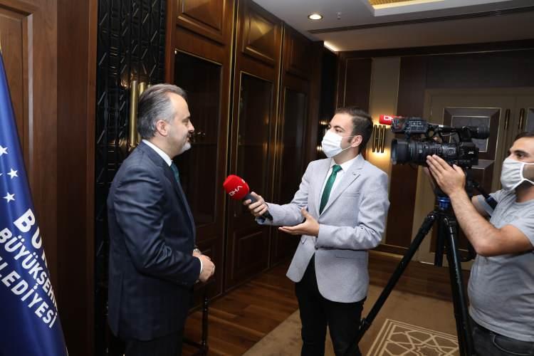 <p><strong>''ŞEHRİMİZE BÜYÜK KATKI SAĞLAYACAK''</strong><br />
<br />
Hara bölgesine kurulacak olan fabrikanın temel atma töreni için çalışmaların hızla sürdüğünü söyleyen Bursa Büyükşehir Belediye Başkanı Alinur Aktaş, "Bursa, otomotivle ilgisi ciddi bir alt yapısı olan özel iki büyük markayı da yıllardır bağrında barındıran bir şehirdir. Cumhurbaşkanımızın öncülüğünde, Türkiye Otomobil Girişim Grubu’nun yıllardır çalıştığı proje, Aralık 2019’da bir müjdeyle karşımıza çıktı. Ülke olarak sevindik, ama biz şehir olarak daha özel sevindik. Yerli, milli ve elektrikli otomobil Bursa’da üretilecek. Konuyla ilgili Gemlik’e yakın bir mesafedeki 4 bin metrekarelik alanın bin dönümlük kısmı bu proje için ayrıldı. </p>