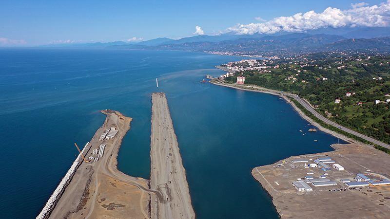 <p>Burada çay bardağı şeklinde bir kule olacak. Şu an orda da yüzde 2 seviyesine ulaştık. Yaklaşık günlük 80 ile 100 bin ton arası altyapı dolgusu devam ediyor. Belirlenen iş takvimine göre de üstyapı çalışmalarımız sürüyor” dedi.   </p>

<p> </p>
