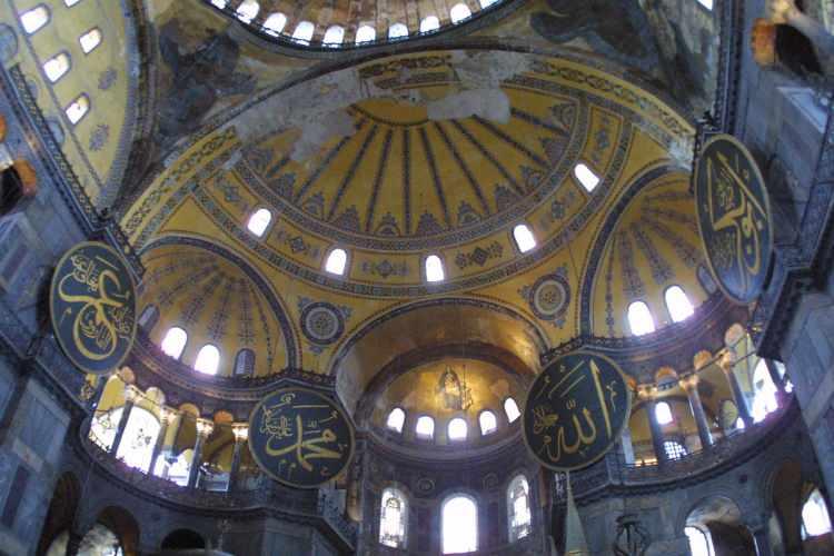 <p><strong>AYASOFYA'NIN TILSIMLARI </strong></p>
<p>Zemini beyaz mermer döşenen caminin 3 tarafında ikişer kat cemaatin ibadet edebileceği yer bulunduğunu anlatan Evliya Çelebi, seyahatnamesinin "Ayasofya'nın tılsımları" bölümünde de şunları paylaşır:<br />
<br />
</p>
