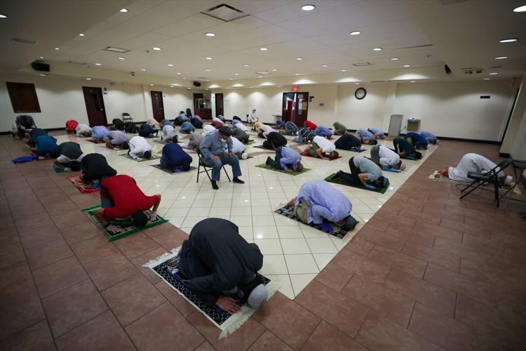 <p>Teaneck semtinde yer alan Darul Islah Camii'nde maske ve eldiven kullanma zorunluluğu ile sosyal mesafe kuralları uygulanarak ilk cuma namazı kılındı.</p>