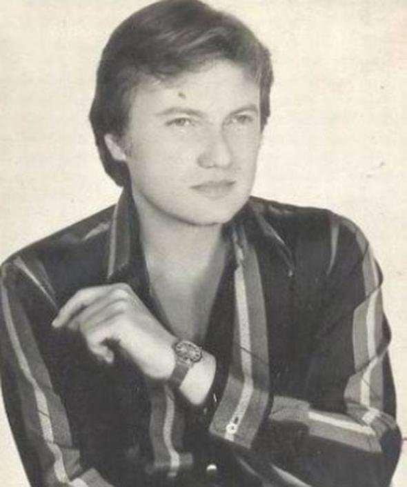 <p>15 Mart 1936 tarihinde Kayderi'de d&uuml;nyaya geldi. İlkokulu ve ortaokulu burada tamamladı. Liseyi yatılı olarak Haydarpaşa Lisesi'nde bitirdi. İstanbul &Uuml;niversitesi İktisat Fak&uuml;ltesi'ni kazandı.</p>
