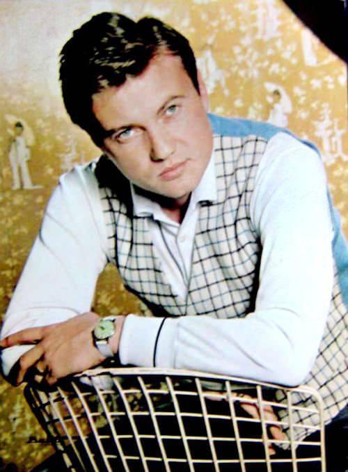 <p>&Uuml;niversitede okurken, Yeşilk&ouml;y Havaalanı'nda bir İngiliz şirketinde &ccedil;alışmaya başladı. Sinema oyunculuğuna, 1958 yılında Kara G&uuml;nlerim filmiyle adım attı.</p>
