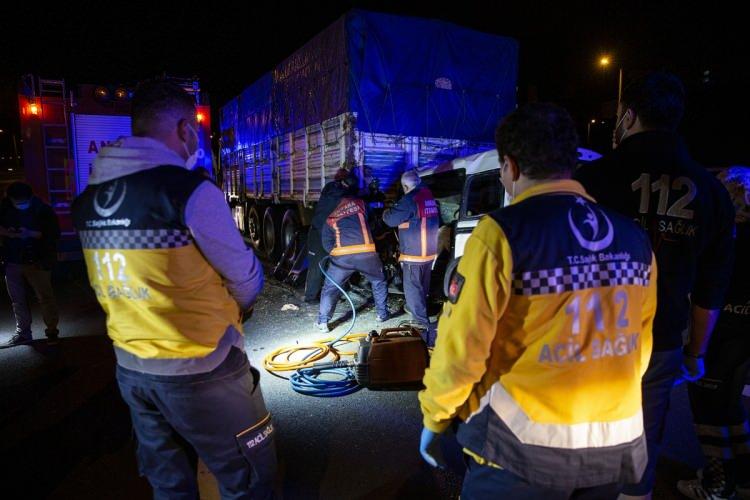<p>Ankara’da Çevreyolu Kırıkkale istikametinde giden hafif ticari araç, çok yavaş gittiği iddia edilen kamyona arkadan çarptı. Araçta bulunan 3 kişiden 2’si feci şekilde can verirken 1 çocuk da ağır yaralandı.</p>
