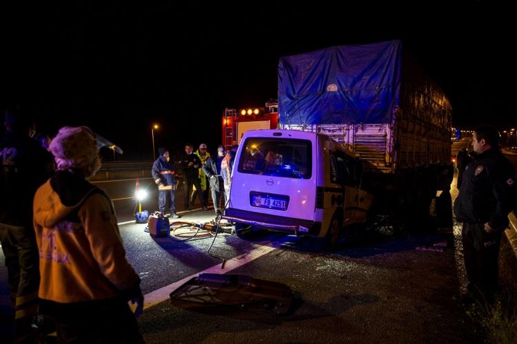 <p> Kazanın etkisiyle arkadan çarpan aracın ön kısmı kamyonun altına girerken şoför Karaca ve araçta bulunan Ezgi Sevinç feci şekilde can verdi.</p>
