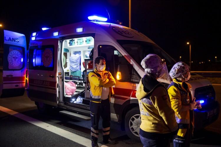 <p>Kazayı gören çevredeki vatandaşların ihbarı üzerine kaza mahalline çok sayıda polis, 112 Acil Servis ve itfaiye ekibi sevk edildi. </p>
