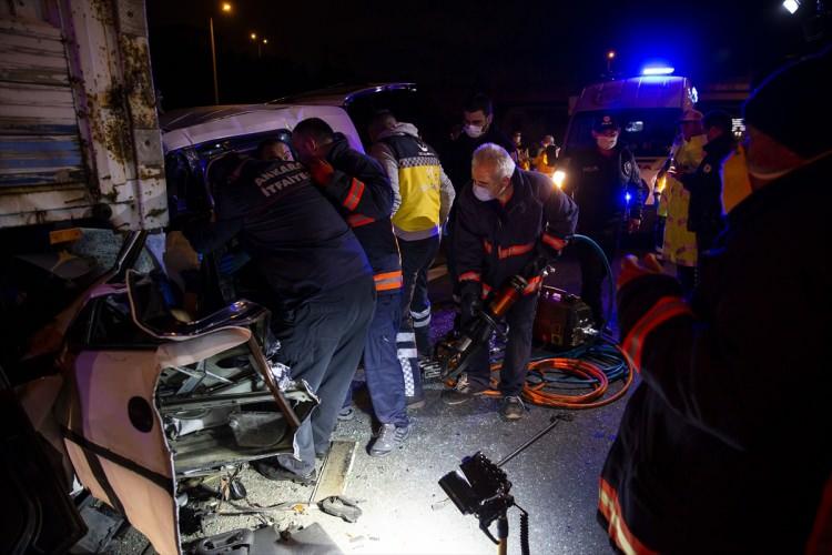 <p>Olay yerine gelen sağlık ekiplerinin yaptığı incelemelere göre Karaca ve Sevinç’in araç içerisinde hayatını kaybettiğini belirledi. </p>