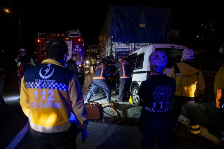 <p>Polis, kazaya ilişkin başlattığı inceleme kapsamında kamyon sürücüsü Canşah Helvacı’yı ifadesi alınmak üzere karakola götürülürken hayatını kaybeden 2 kişinin cansız bedeni de otopsi yapılmak üzere Adli Tıp Kurumu morguna kaldırıldı. Kaza yapan hafif ticari araçtaki boş alkol şişeleri de dikkat çekti.</p>