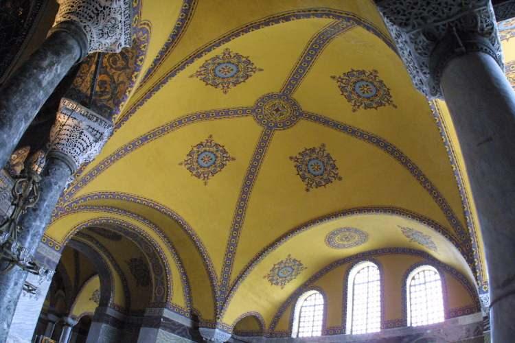 <p>İkinci Selim'in türbesi Ayasofya içindeki ilk padişah türbesi oldu. Ayasofya'da, içinde padişahların, eşlerinin ve şehzadelerin de yer aldığı 43 farklı türbe bulunuyor.</p>

<p> </p>

<p> </p>

