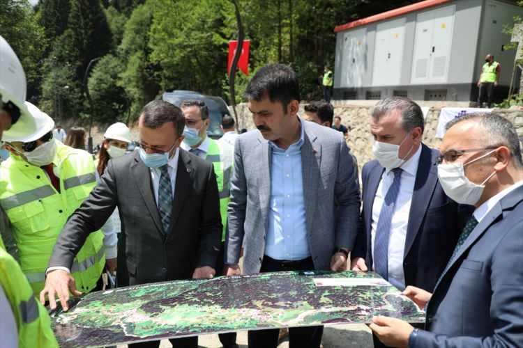 <p>"Ayder girişine 1750 araçlık kapalı otopark inşa ediyoruz. Tamamen yerin altında, yerin üstünde yapı görünmeyecek. Vatandaşlarımız oradan ringlerle tesislerden yararlanacak. Doğal güzellikler korunacak. Projenin inşaatını inşallah önümüzdeki yıl tamamlayıp vatandaşımızın hizmetine açacağız. Ayrıca 55 tane yerel mimariye uygun apart üniteleri yapacağız. Vatandaşlarla görüşerek gönüllü bir dönüşüm süreci başlatacağız. </p>