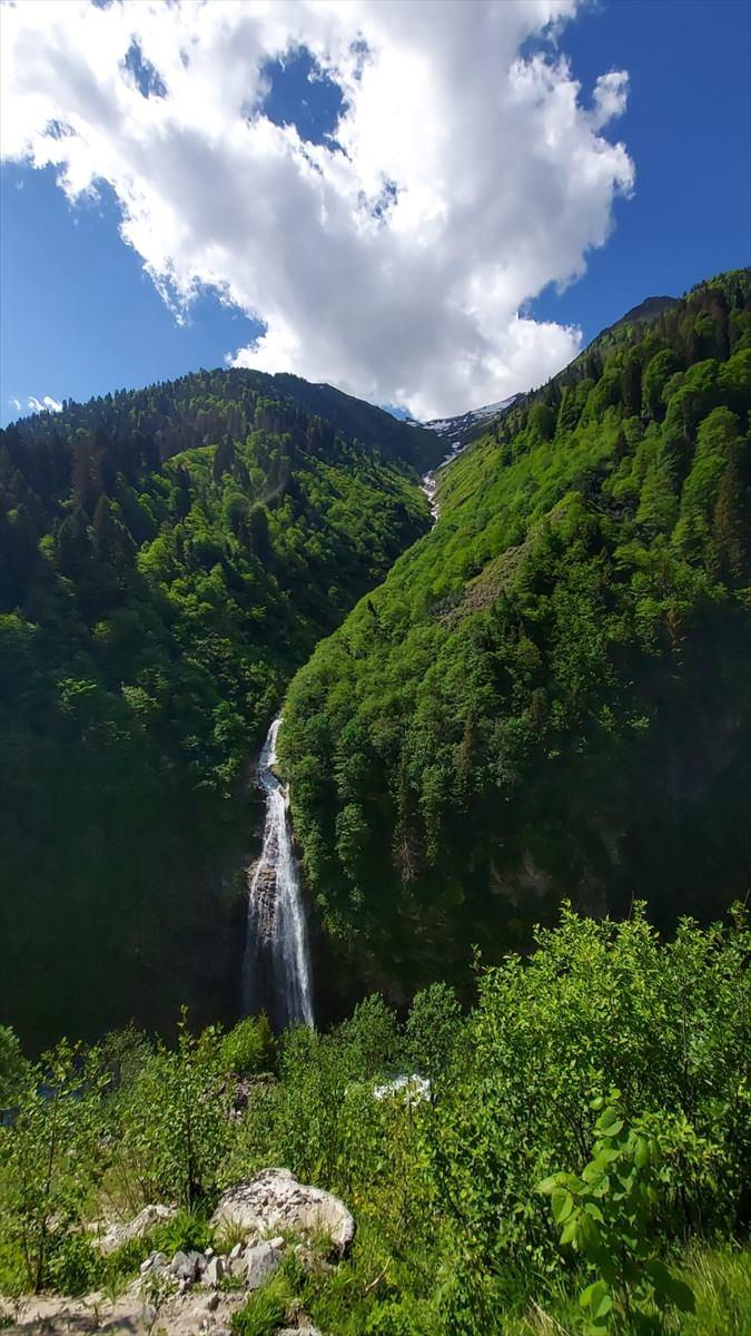 <p>Onların rızası ve isteği ile yerinde gönüllü yapacağız. Hızlı bir şekilde önümüzdeki yıl ikinci etabını tamamlıyor olacağız. Projeler bitince Ayder bugünden güzel çok daha yaşanabilir bir yayla olacak."</p>