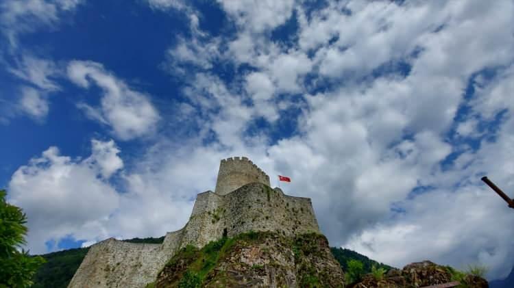 <p>Kurum, yaylada seyir terası olacağını anlatarak, eski termal otelin yapım ihalesinin gerçekleştirildiğini, buranın da gelecek yıl hizmete açılacağını ifade etti.</p>
<p> </p>