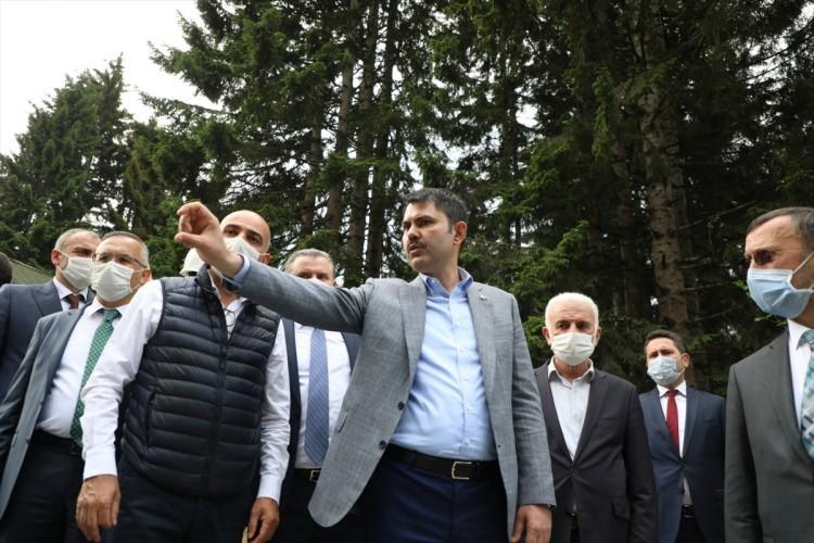 <p>Hemşin ilçesinde de dönüşümün yüzde 50'sinin tamamlandığını dile getiren Kurum, Rize merkezde Yağlıtaş ve Salarha'da konut çalışması yürüttüklerini, Yağlıtaş'ta 1500 konut planladıklarını ve ilk etapta 450 konutun ihalesinin bu ay yapılacağını vurguladı. Kurum, sanayi alanındaki dönüşümler kapsamında, şehir içindeki sanayi sitesinde 302 iş yerinin ihalesini yaptıklarını söyledi.</p>