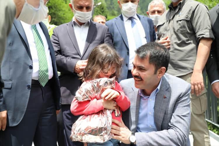 <p>Karadeniz İklim Değişikliği Eylem Planı'nı valilik ve belediyelere gönderdiklerini, bu kapsamda çalışmaların devam ettiğini vurgulayan Kurum, şunları kaydetti:</p>
<p>"Karadeniz'de 611 binanın taşkın riski altında olduğunu tespit ettik. Bu önemli bir sayı. Bu çerçevede bilim adamlarının, herhangi bir taşkında vatandaşlarımızın taşkın altında kalabileceği öngörüsü var. Bu binaların da kamulaştırma ve taşınma süreçlerini devam ettiriyoruz. Dört tane taşınmaz belirledik. Vatandaşlarımızın rızasını alarak bina kaldırma sürecini başlattık." </p>