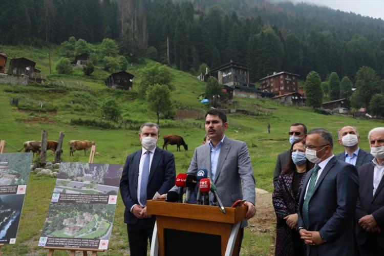 <p>Kurum, Rize'de 4 Millet Bahçesi inşa edileceğini, Rize merkezdekinin 393 bin metrekare alanda oluşturulacağını sözlerine ekledi.</p>
<p>Bakan Kurum'a incelemeleri sırasında, Vali Kemal Çeber, Bakan Yardımcısı Fatma Varank, AK Parti Rize Milletvekili Osman Aşkın Bak, Rize Belediye Başkanı Rahmi Metin ve diğer ilgililer eşlik etti.</p>