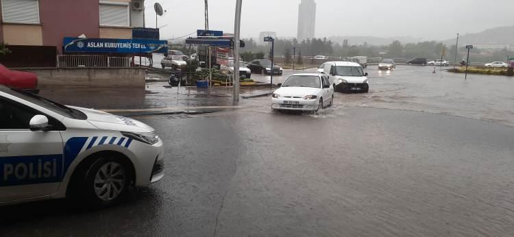 <p>Ankara'da perşembe günü başlayan sağanak yağış su baskınlarına ve maddi hasara neden olmuştu. Başkentte pek çok ilçede yağış öğle saatlerinden itibaren tekrar etkili olmaya başladı. Yağış sonucu caddeler göle döndü. Bazı köprü altlarında ise vatandaşlar araçlarında mahsur kaldı. Bazı ilçelerde binaların altında bulunan dükkanlar, sığınaklar ve depoları su bastı.</p>