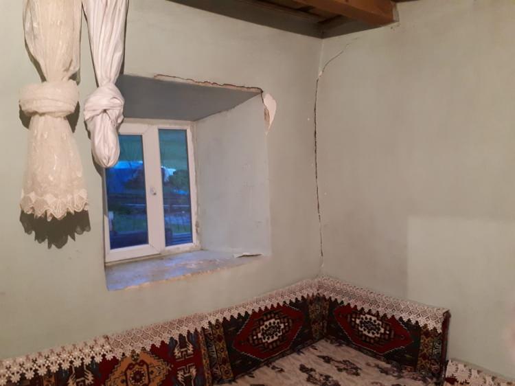 <p>Depremin ardından bölgeye 100 çadır gönderildi, 10 köyde hasar tespit çalışmaları sürüyor.</p>