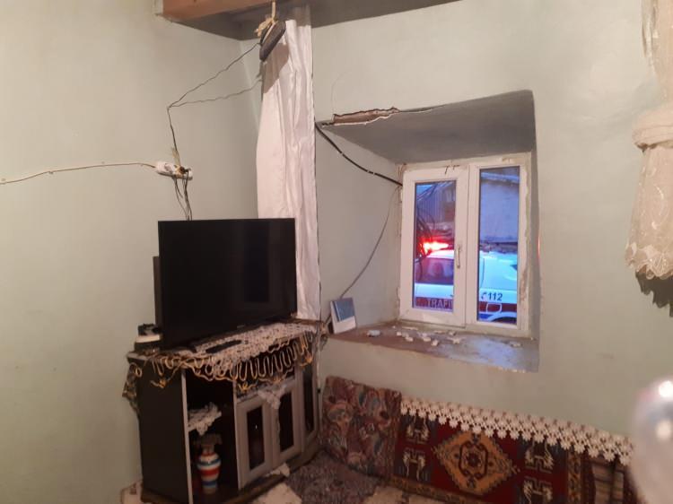 <p>Kızılay bölgeye 2 öncü araç, 1 ikram aracı ve 500 kumanya ulaştırdı. Evleri hasar gören vatandaşlar güvenli bölgelere sevk ediliyor.</p>